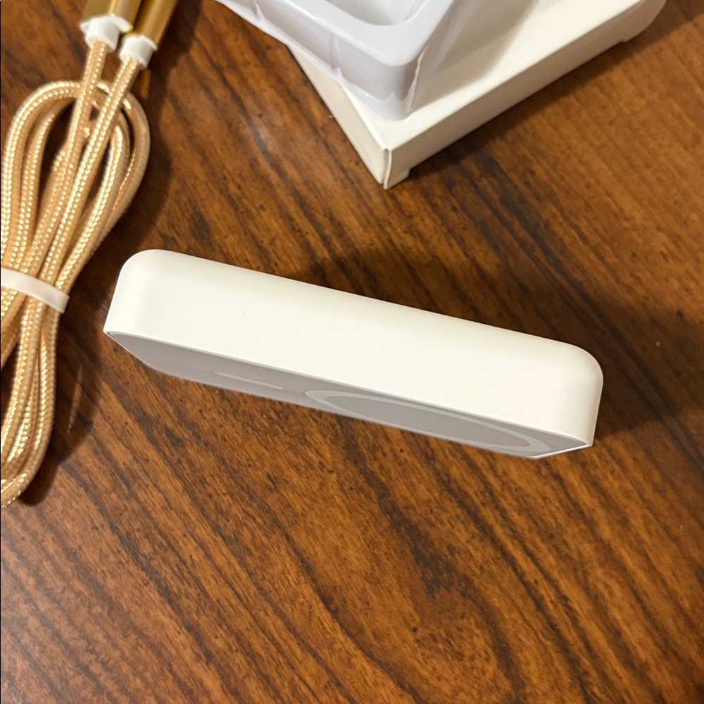 Magnetic Wireless Power Bank 10,000mAh Lightning to USB A - Picture 8 of 12
